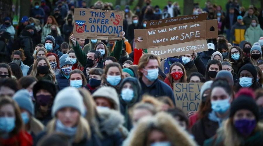 �ngiltere'de her d�rt kad�ndan ��� cinsel istismar ma�duru