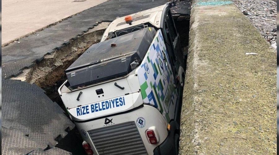 Rize'de deniz dolgusundaki beton yar�ld�