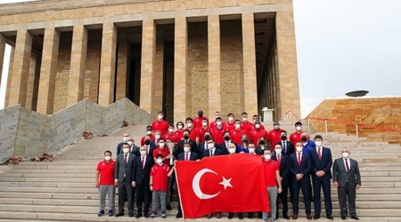 Euroleague ve Basketbol S�per Ligi �ampiyonu Anadolu Efes, An�tkabir'de