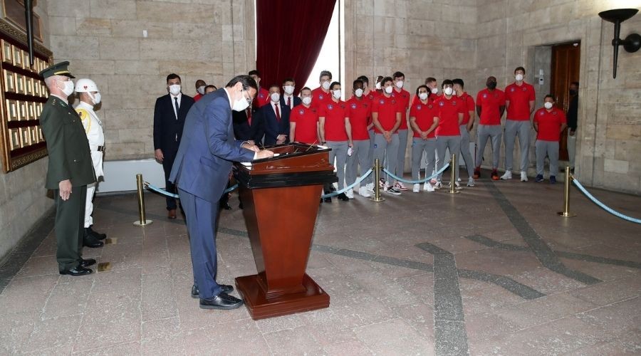 Euroleague ve Basketbol S�per Ligi �ampiyonu Anadolu Efes, An�tkabir'de