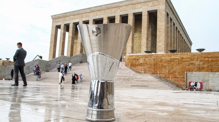Euroleague ve Basketbol S�per Ligi �ampiyonu Anadolu Efes, An�tkabir'de