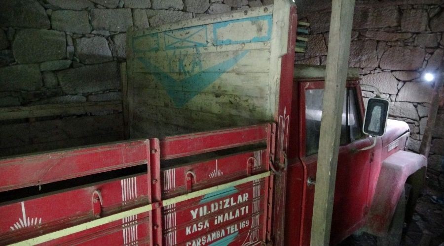 42 y�l �nce garaja konulan kamyonet bir kere bile d��ar� ��kart�lmad�