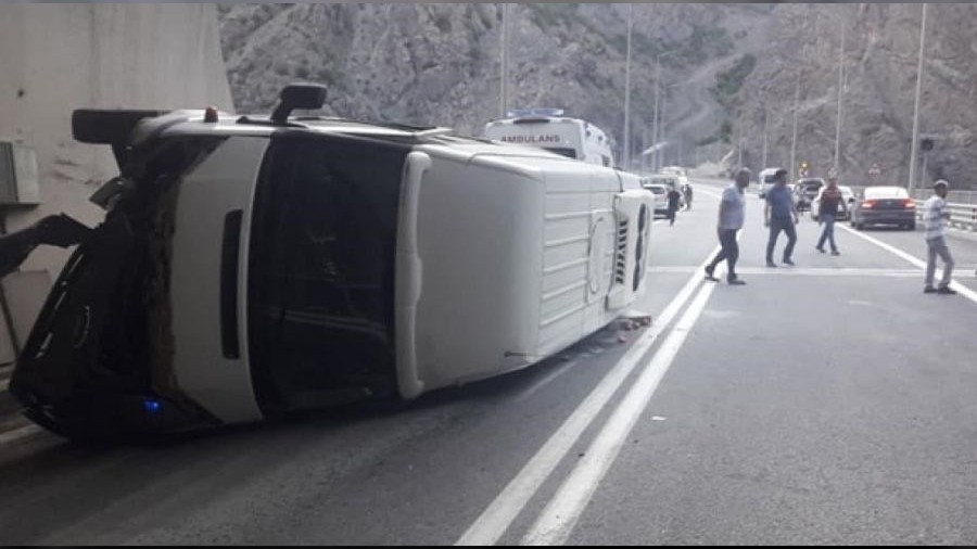 Artvin'de minib�s devrildi! 11 yaral�