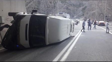 Artvin'de minib�s devrildi! 11 yaral�