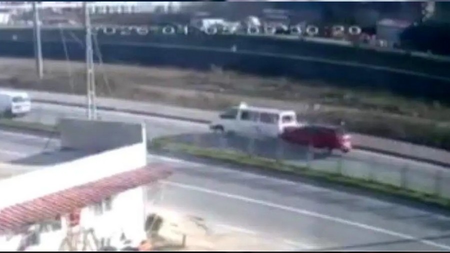 Yolcu indiren dolmuşa arkadan gelen otomobil çarptı: 3 yaralı