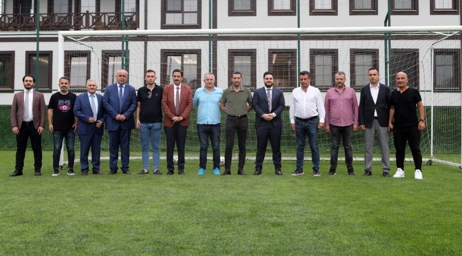 Ba��ms�z T�rkiye Partisi Genel Ba�kan� H�seyin Ba��tan  Hekimo�lu Trabzon FK kul�b�n�ne ziyaret