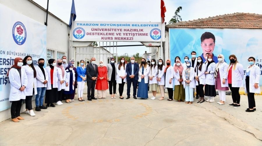 BA�KAN ZORLUO�LU YKS�YE G�RECEK ��RENC�LERE BA�ARILAR D�LED� 