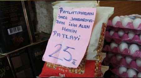 Rize'de �ark�teri d�kkan�nda �r�nlerin �zerindeki yaz�lar m��terileri tebess�m ettiriyor