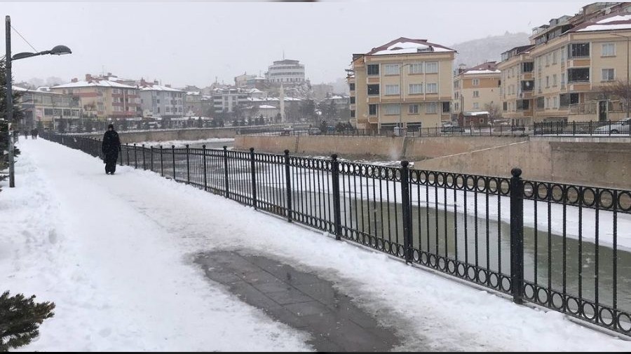 Bayburt'ta kar kal�nl��� 30 santimetreyi g�rd�