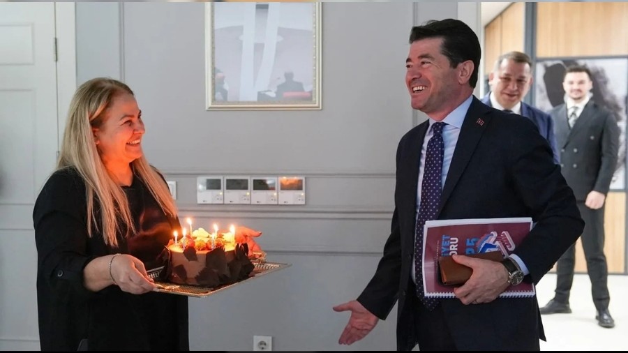 Ba�kan Kaya'ya do�um g�n� s�rprizi!