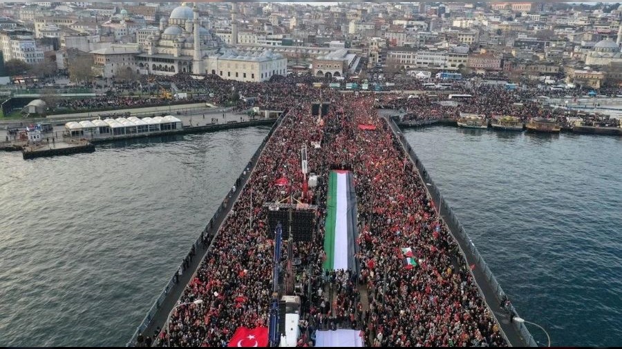 Galata Köprüsü'nde 'Şehitlerimize rahmet, Filistin'e destek' yürüyüşü