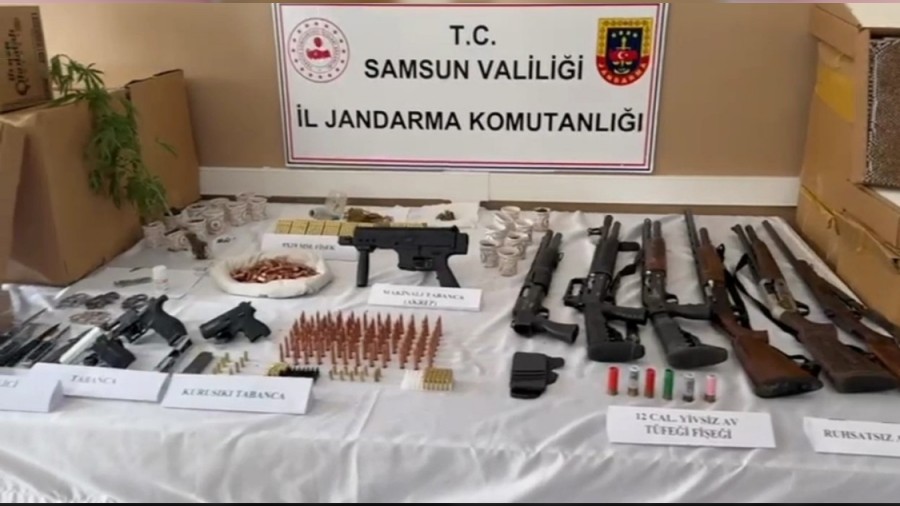Jandarman�n operasyonunda tavan aras�na gizlenmi� silahlar ele ge�irildi