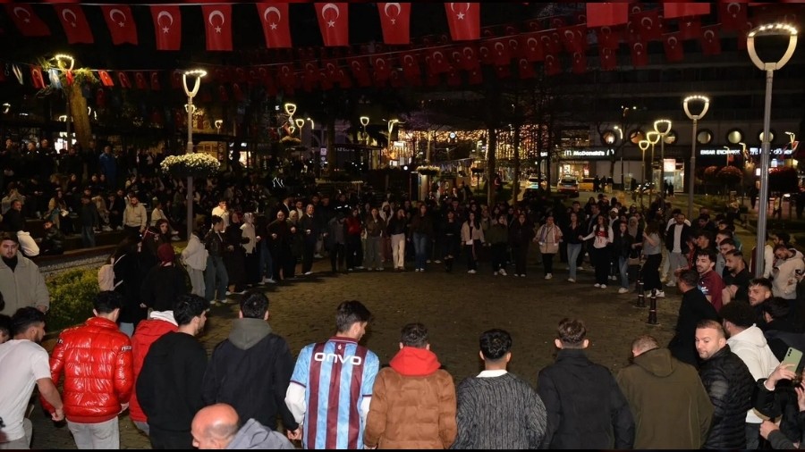 Ba�kan Gen�'ten Milli Tak�m� tebrik: "Gurur ya��yoruz"