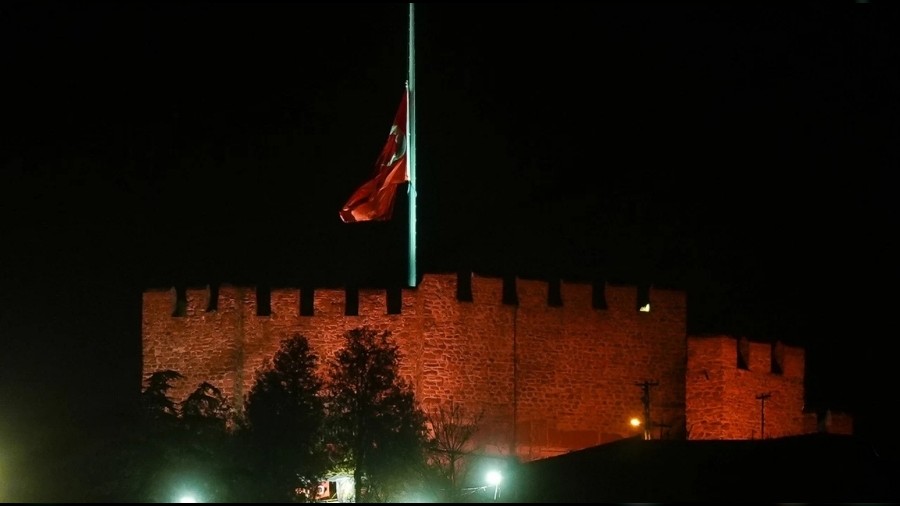Bolu'daki otel faciası nedeniyle milli yas ilanının ardından Türkiye'de bayraklar yarıya indirildi