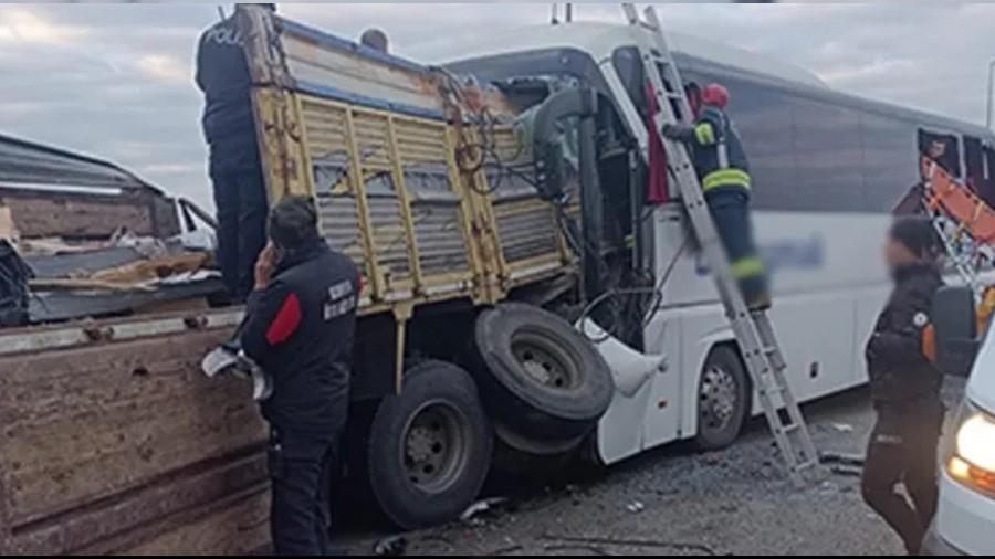 Yolcu otob�s� TIR ile �arp��t�! 2 �l�, 24 yaral�