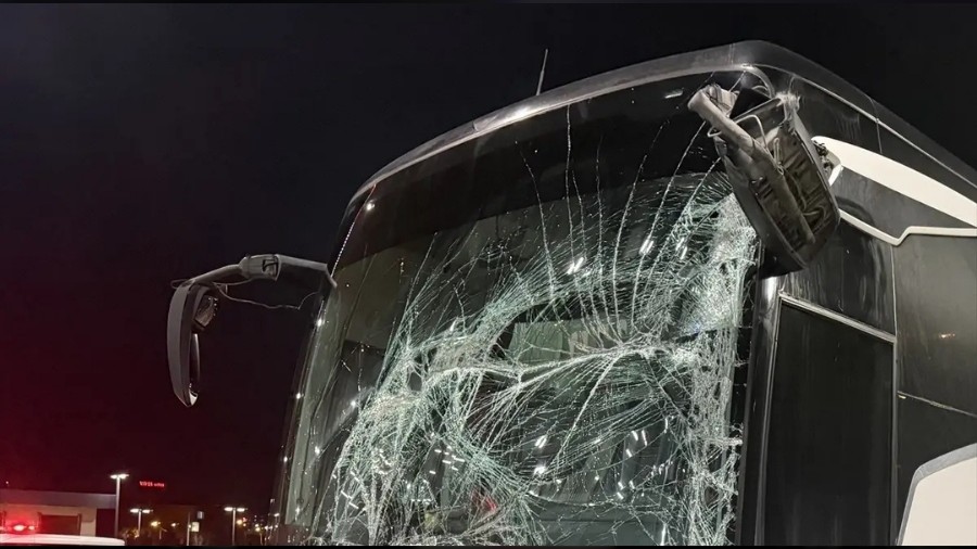 Yolcu otob�s�, perondaki yolcuya �arp�p terminal binas�na dald�