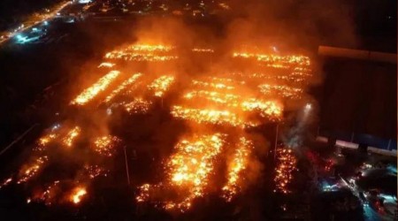 Ka��t fabrikas�nda yang�n s�nm�yor! B�lgeye k�l ya�maya ba�lad�