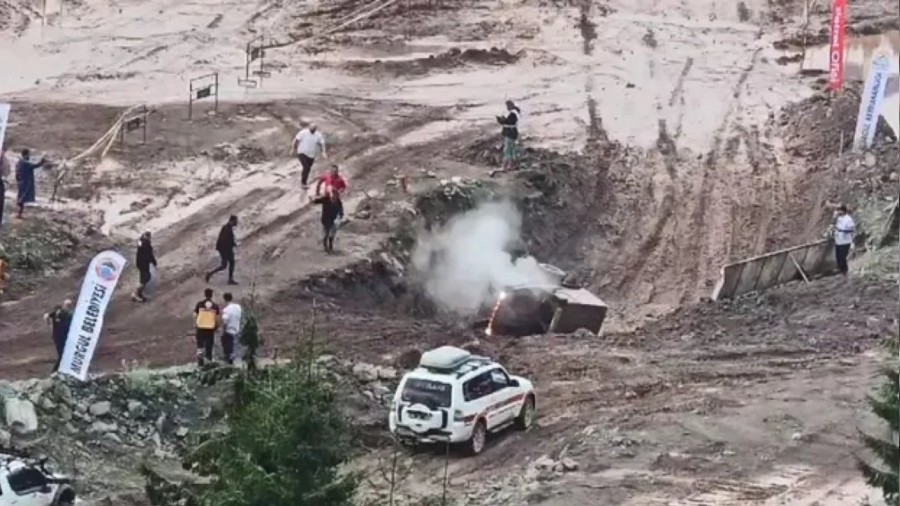 Devrilen Ara� Yar��lara Veda Etti